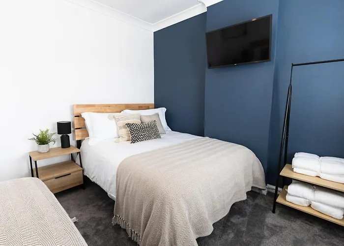Steel Town Lodge - Comfy Home In Port Talbot With Hot Tub & Dart Board