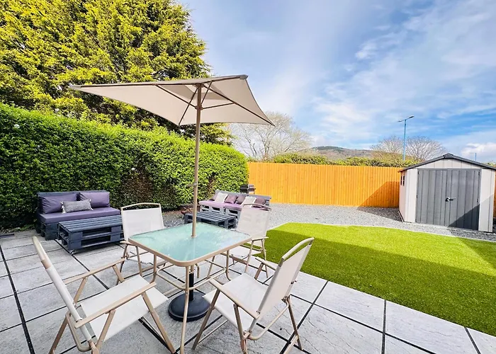 Steel Town Lodge - Comfy Home In Port Talbot With Hot Tub & Dart Board