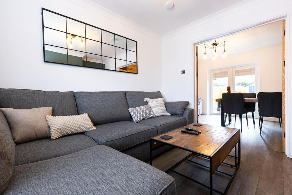 Steel Town - Comfy In With Hot Tub & Dart Board Holiday home Port Talbot