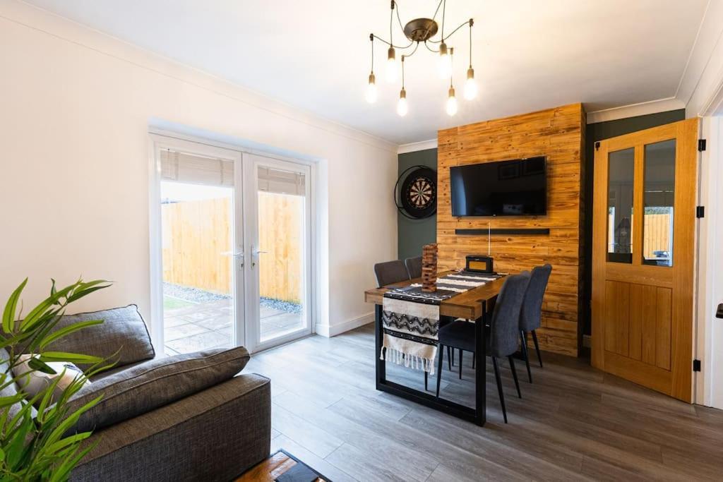 Steel Town - Comfy In With Hot Tub & Dart Board Holiday home Port Talbot