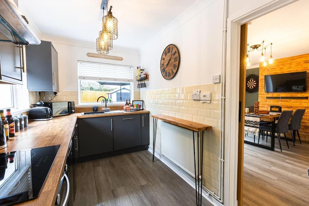 Steel Town - Comfy In With Hot Tub & Dart Board Holiday home