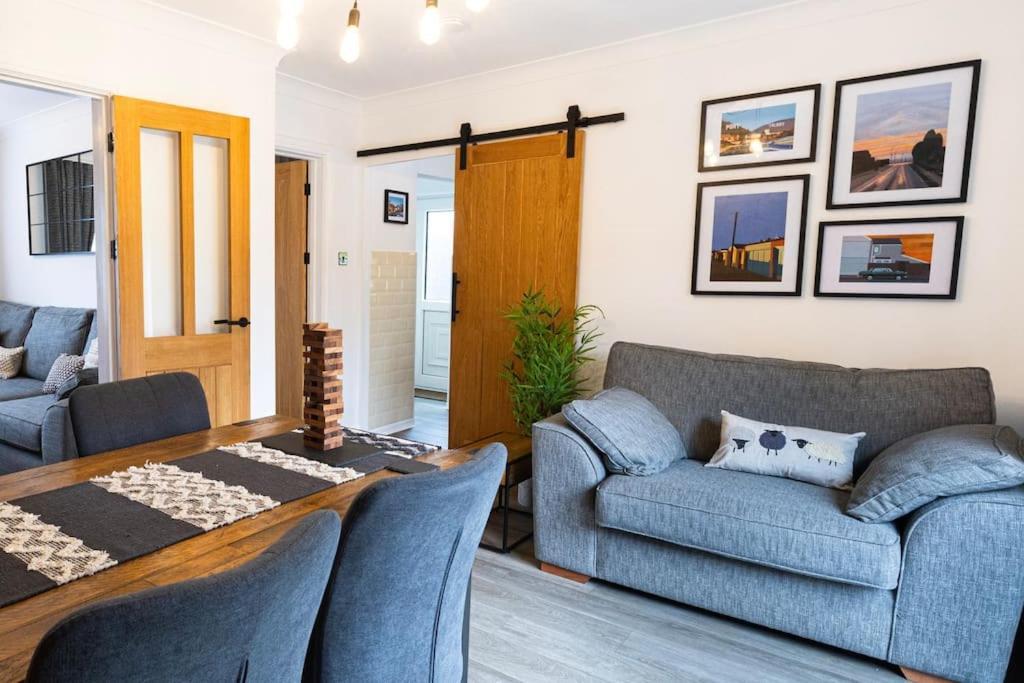 Steel Town - Comfy In With Hot Tub & Dart Board *