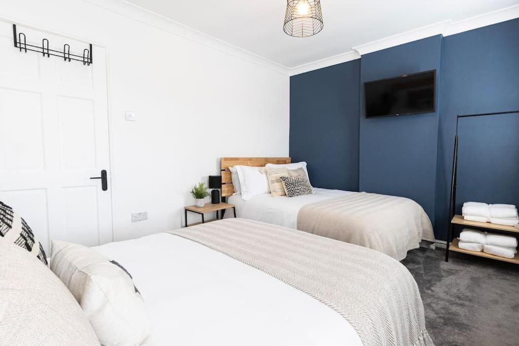 Holiday home Steel Town - Comfy In With Hot Tub & Dart Board Port Talbot