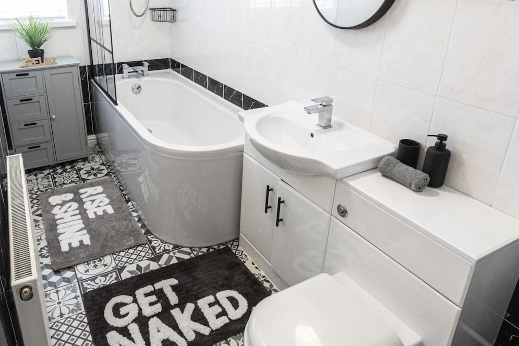 Steel Town - Comfy In With Hot Tub & Dart Board *
