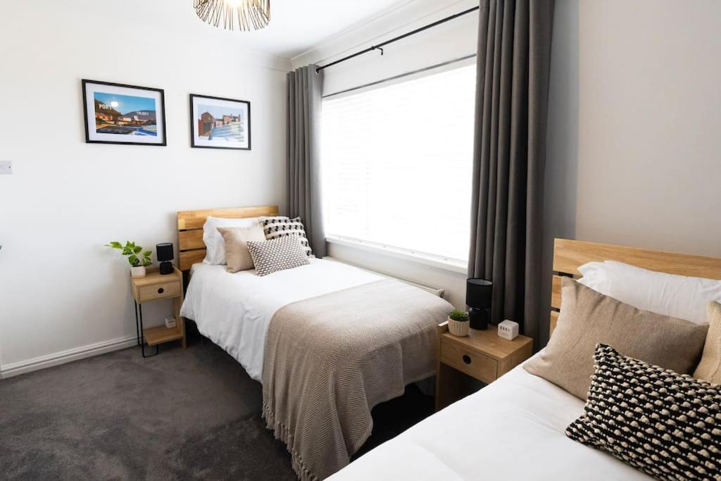 Steel Town - Comfy In With Hot Tub & Dart Board Holiday home Port Talbot
