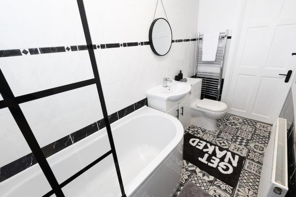 Holiday home Steel Town - Comfy In With Hot Tub & Dart Board *