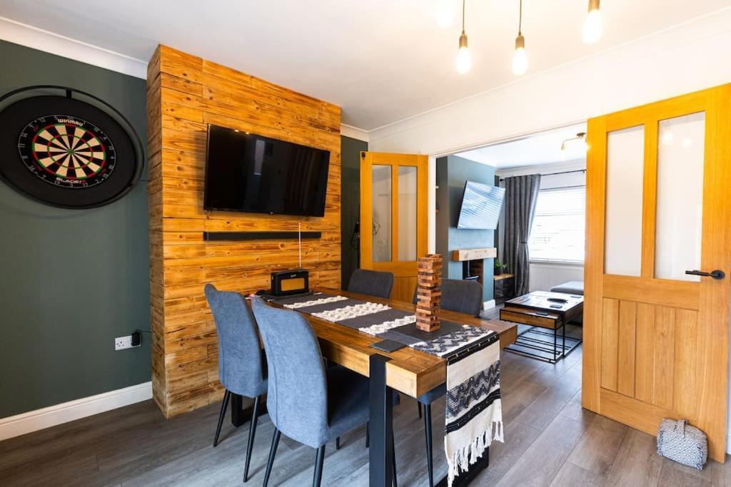 Steel Town - Comfy In With Hot Tub & Dart Board *