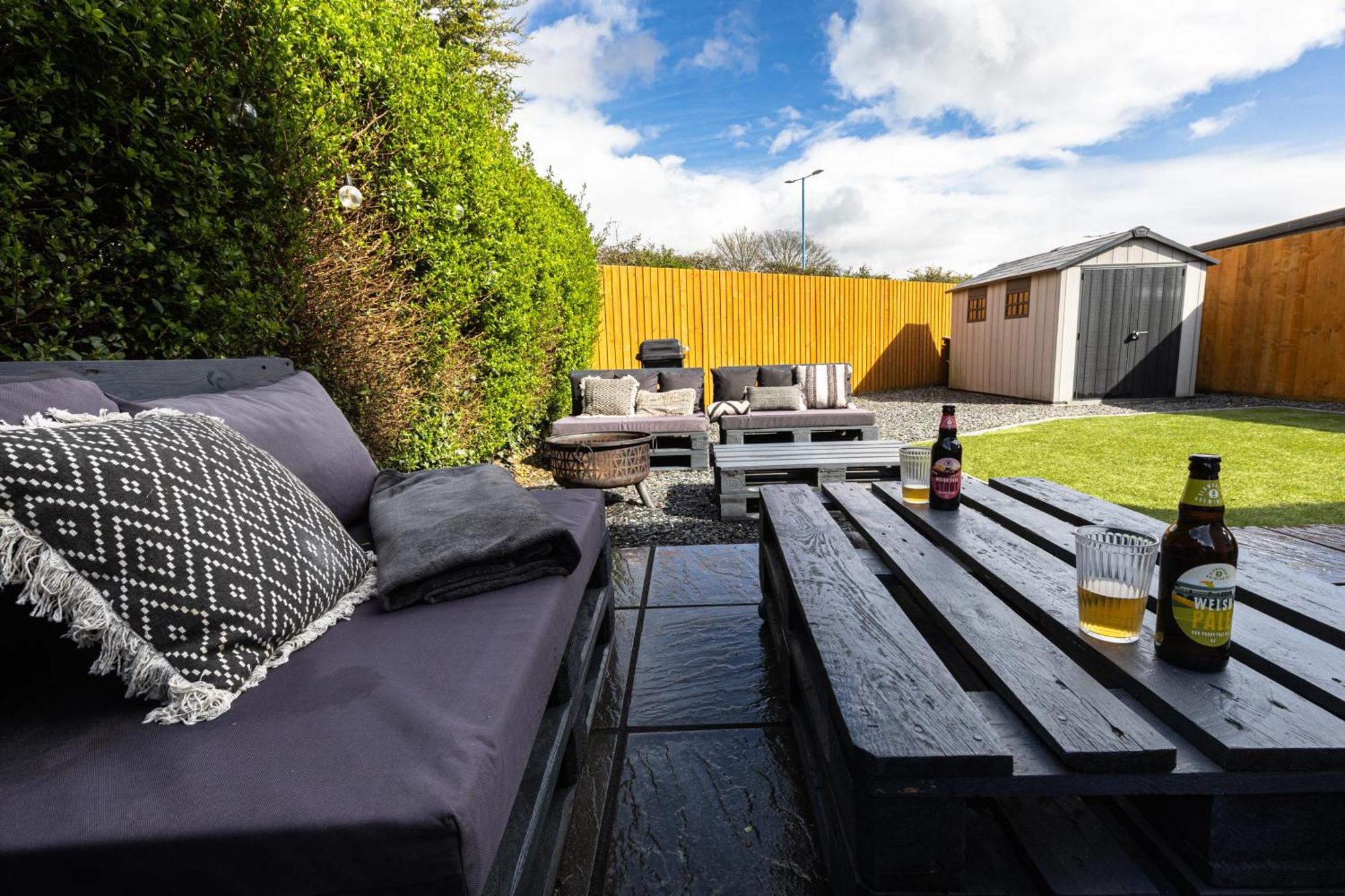 Steel Town - Comfy In With Hot Tub & Dart Board Holiday home *