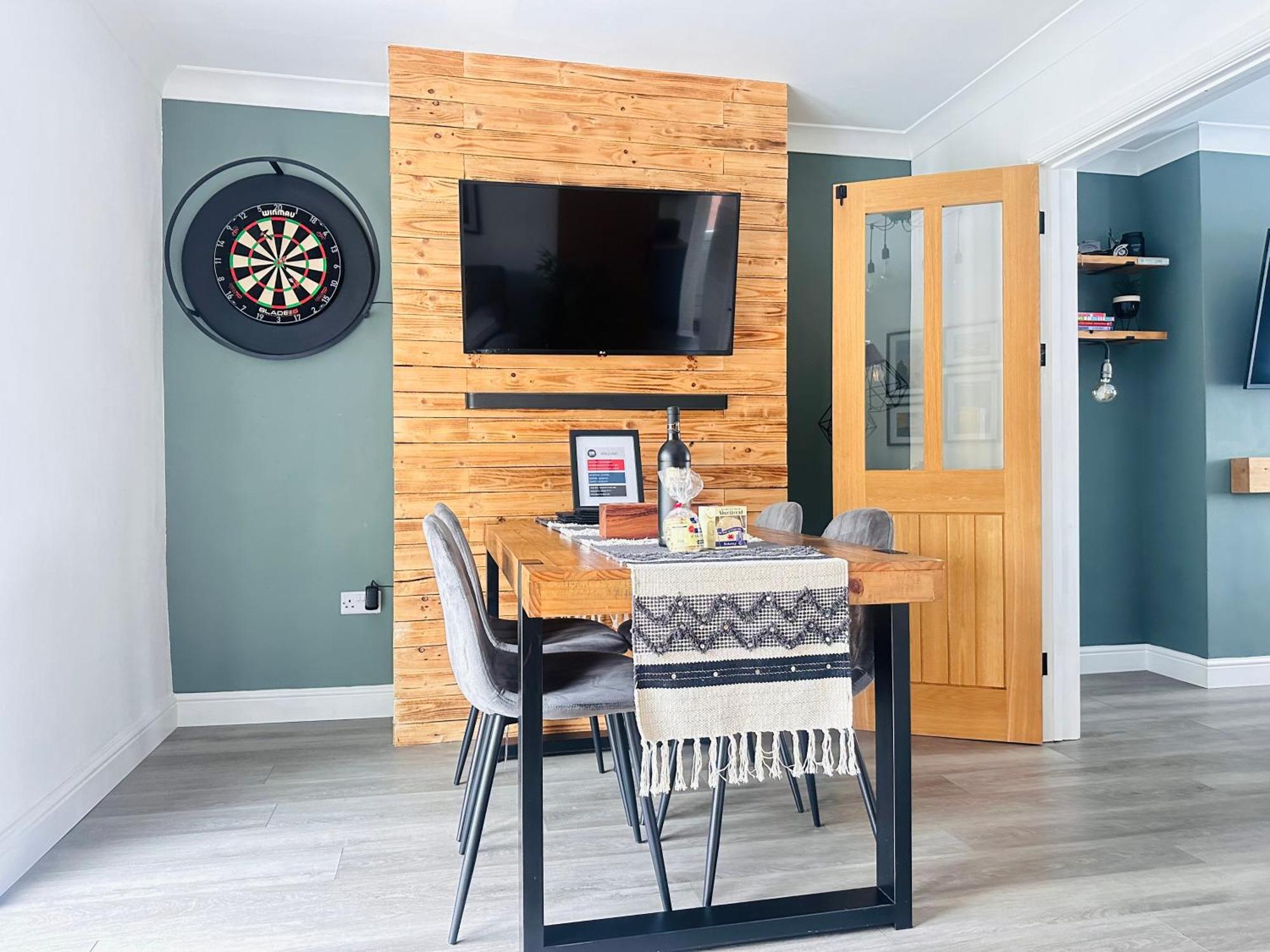 Holiday home Steel Town - Comfy In With Hot Tub & Dart Board *