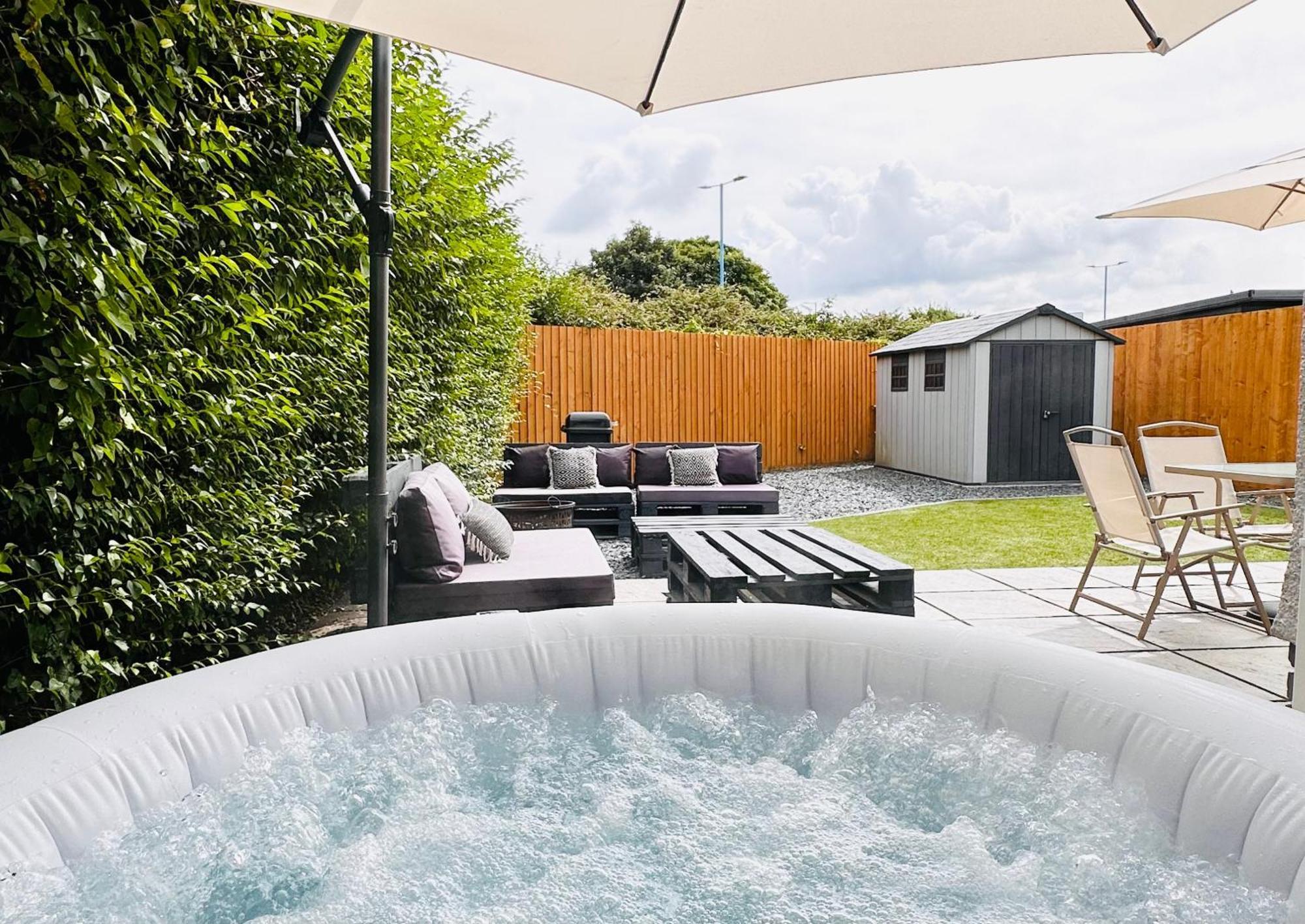 Holiday home Steel Town - Comfy In With Hot Tub & Dart Board *