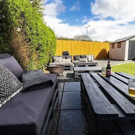 Steel Town Lodge - Comfy Home In Port Talbot With Hot Tub & Dart Board Esterno foto