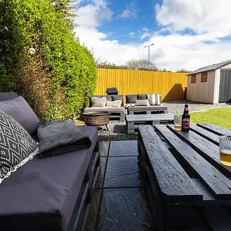 Steel Town Lodge - Comfy Home In Port Talbot With Hot Tub & Dart Board Esterno foto