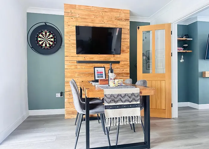 Steel Town Lodge - Comfy Home In Port Talbot With Hot Tub & Dart Board