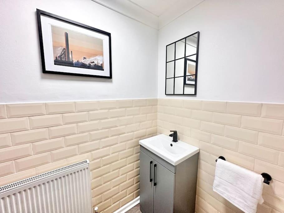Steel Town - Comfy In With Hot Tub & Dart Board