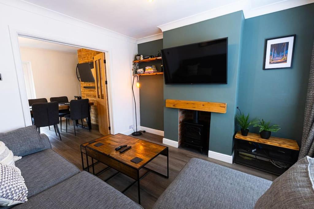 Steel Town - Comfy In With Hot Tub & Dart Board * Port Talbot
