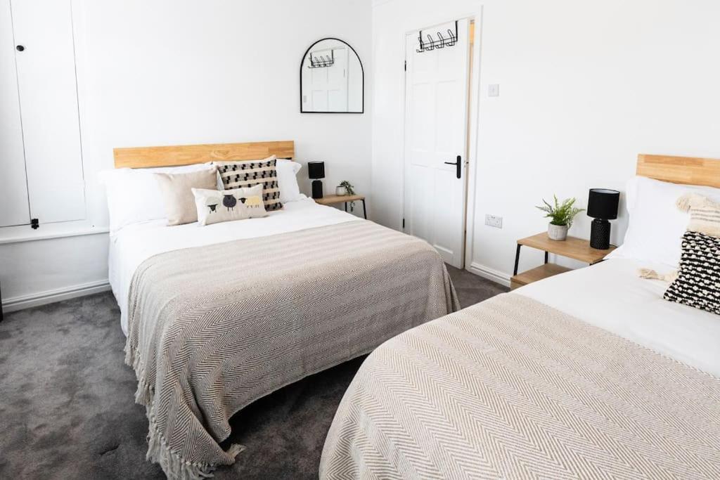 Steel Town - Comfy In With Hot Tub & Dart Board Port Talbot